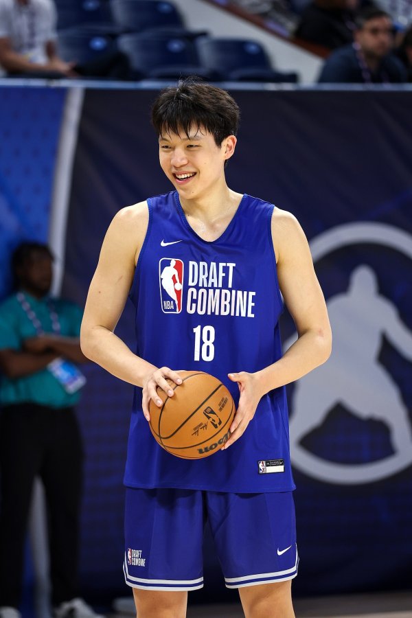 勇记：两届CBA明星赛五号位杨瀚森上周拜访了勇士 后者手握4