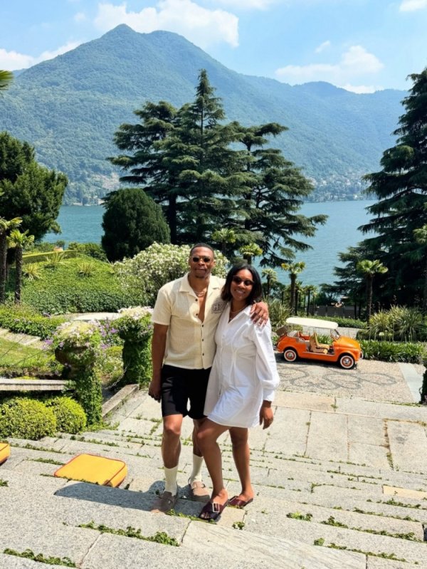 妻子妮娜晒度假照 威少这身材真让女人爱慕男人嫉妒啊😍