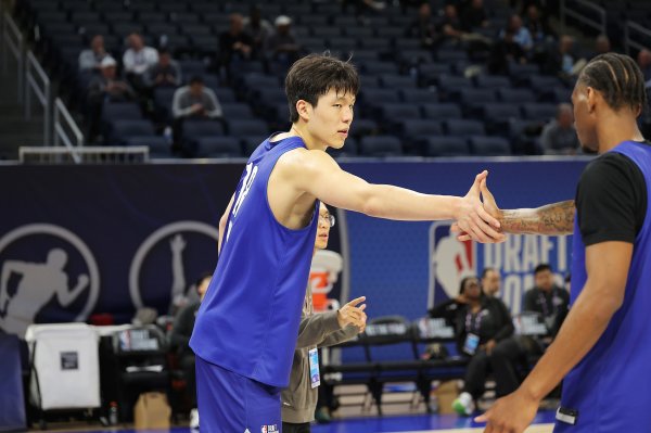 杨瀚森父母：儿子一直有打NBA的理想   希望能在现场见证他
