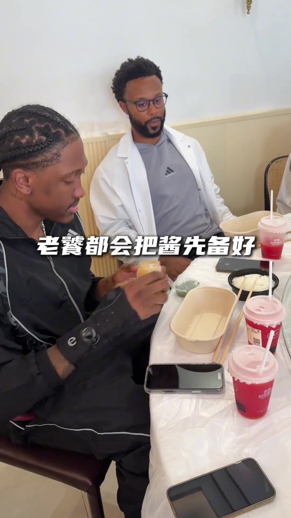 入乡随俗~杰伦威中国行与曹岩曹芳同桌吃火锅 筷子用得有模有样