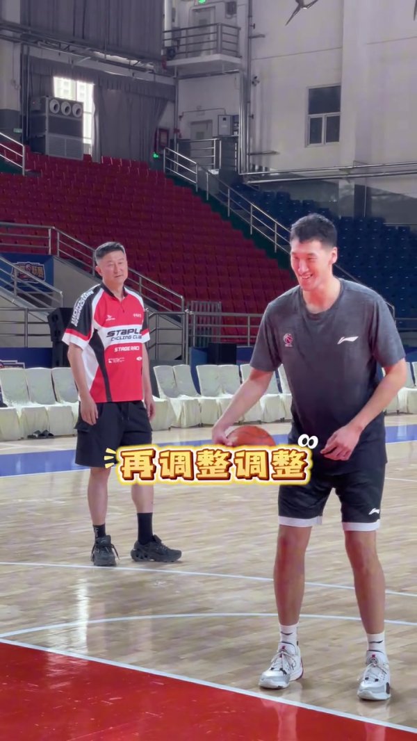 杜指导的魔法攻击！广东晒球员罚球抗干扰练习  ：练习  花絮