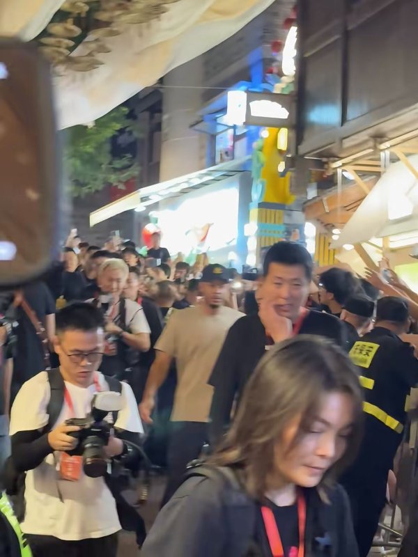 这人气！库里现身重庆景点十八梯 大批球迷聚集高喊最有价值球员