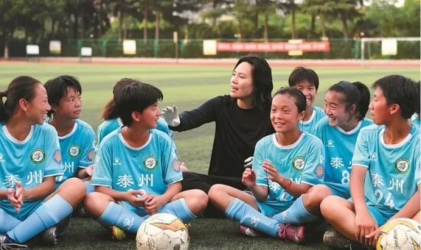 “苏超”唯一女主帅！泰州队周高萍：城市职业联赛  圆了很多人