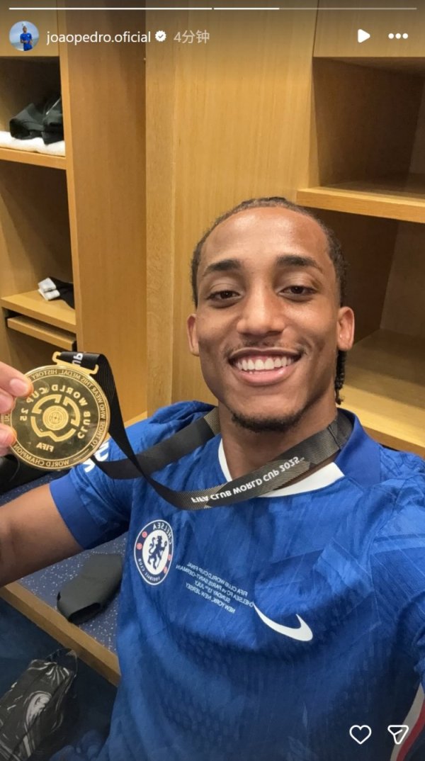 生涯首次夺魁  ，蓝军新援若昂-佩德罗社媒晒与第一名  奖牌