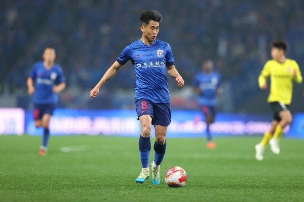 斯卢茨基：戴伟浚可能很难赶上本赛季职业联赛   但他仍在为此
