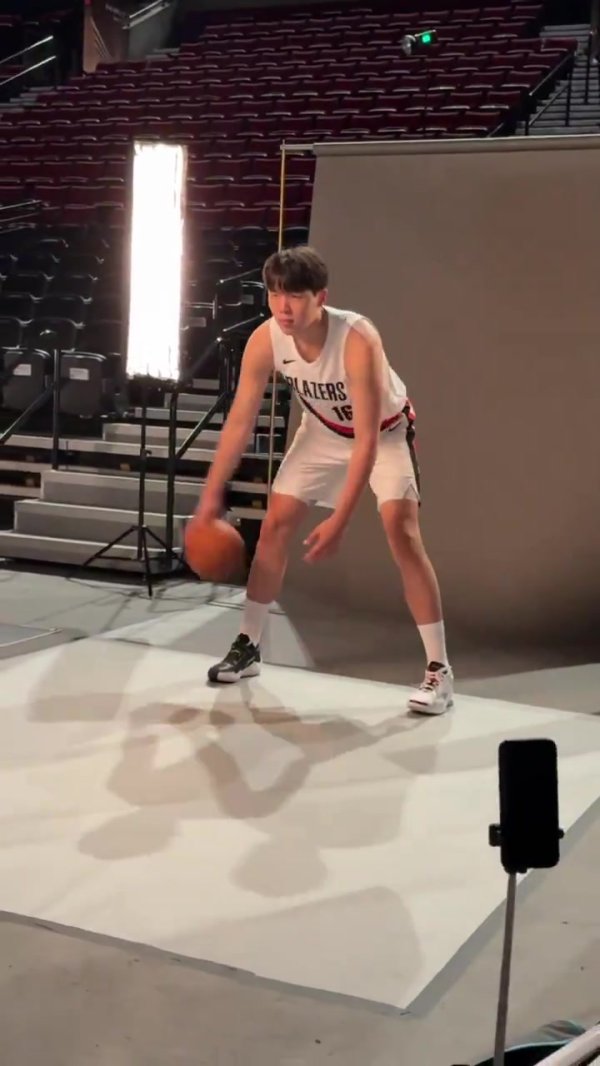 NBA官方：杨瀚森秀盘球  技术   开拓者菜鸟迎来生涯首次