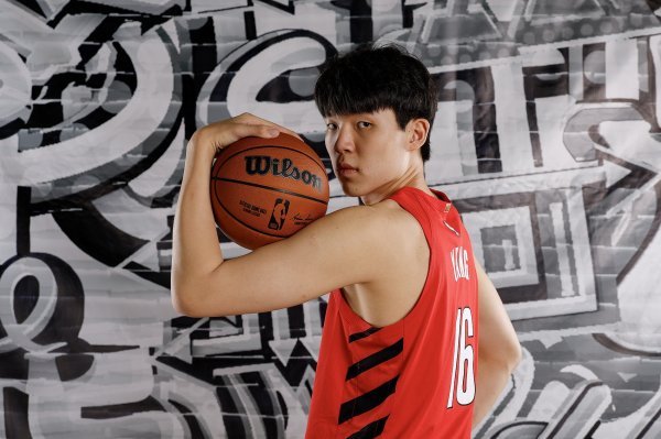 格兰特：杨瀚森已掌握不少跑位和协作   不会英语让沟通出现问