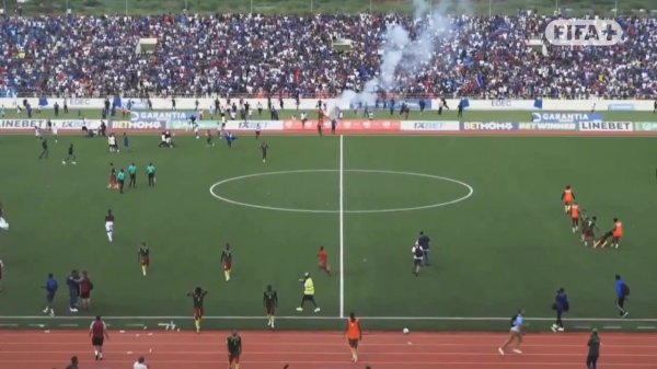 距离历史首进世界杯赛  仅一步之遥！佛得底线球迷赛后冲场庆祝