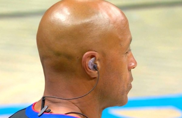 新装备作何用？今日赛场上NBA裁判    戴上了耳机！