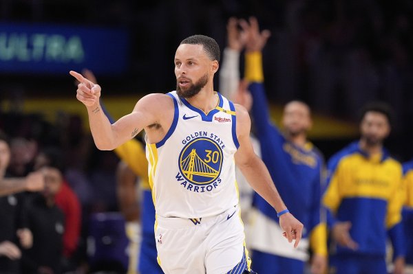 假期没落下学习！库里首节5中4&三分3中2轰11分&