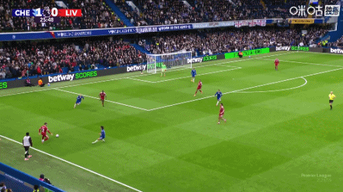 萨拉赫与巴迪亚西勒对峙  时倒地，裁判    没有判决