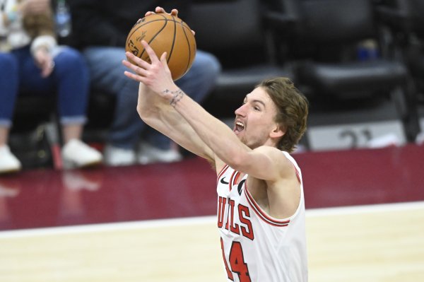 打得不错！布泽利斯半场8中4拿到10分 抢到5个前场篮板球