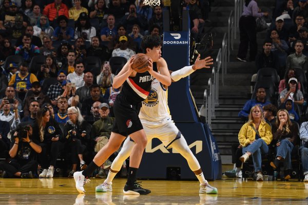 媒体人：杨瀚森要更能跑更能怼 跟得上顶得住时 违例  自然能