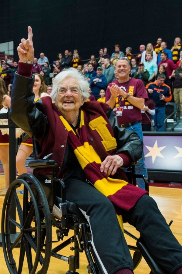 106岁校队头号粉丝去世！因担任洛约拉校队官方牧师而全美出名