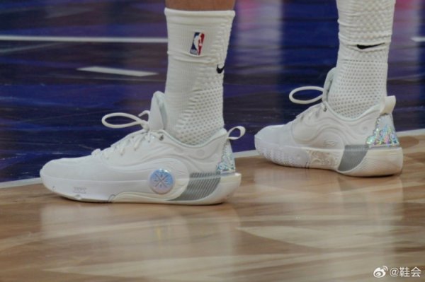 曾凡博篮网首秀 上脚韦德最新一代签名鞋韦德之道12