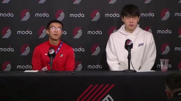 还要我教你做事😂！杨瀚森指导克里斯：你要（对着话筒）翻译啊