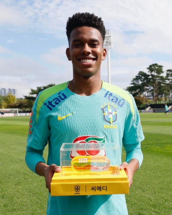 连进两球！埃斯特旺当选对阵韩国一役巴西队内最佳球员