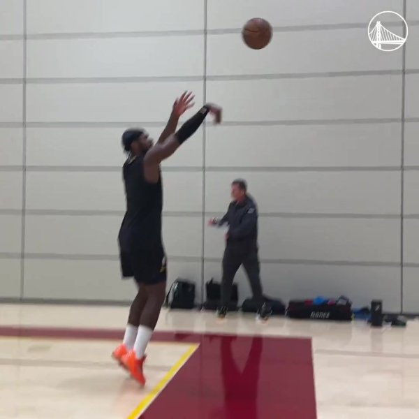 勇士官推晒希尔德投射练习   30秒快速接盘带  三分球仅投