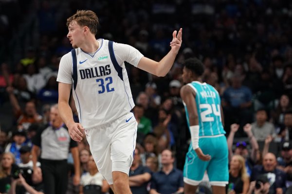 攻防一体实力超群！弗拉格半场7中4得到11分3板4助3断 正