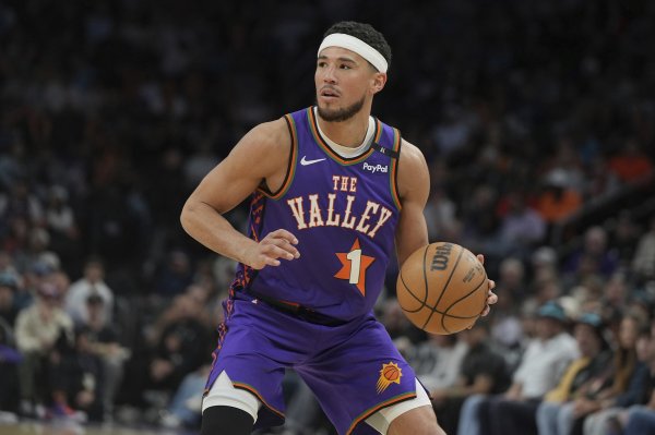 全能输出！布克12中4拿到18分5板5助1断 正负值+14最