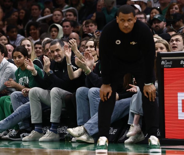 安芬尼-西蒙斯：马祖拉对篮板球  卡位非常坚定 想让我们都知