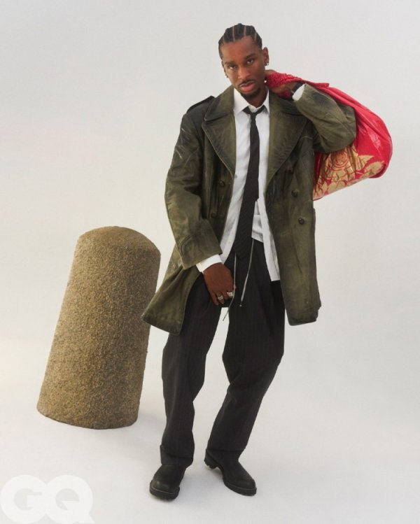 亚历山大：不爱出门但享受搭配衣服的时光 能在衣帽间试几个小时