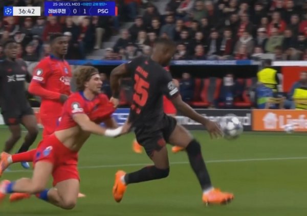 踢得有点卧底！巴黎后场球员扎巴尔尼两次送点+拿到驱逐  被罚