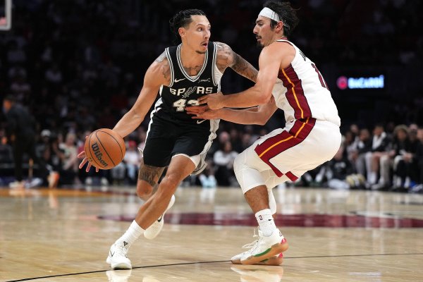 美记：马刺后场球员林迪-沃特斯三世将接受眼部激光手术 将缺席