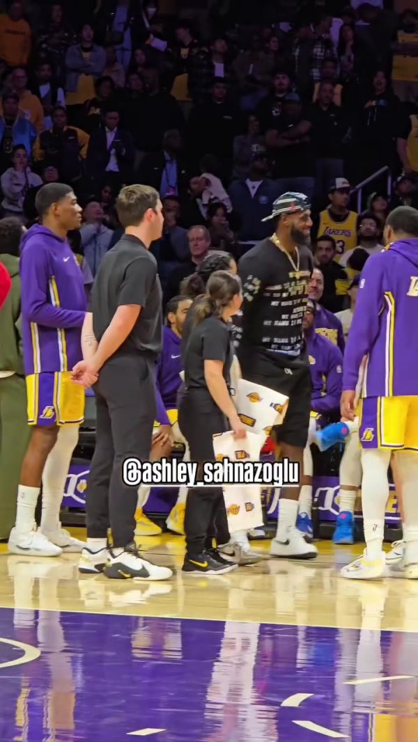 詹姆斯今日场边花絮：假装投射后惬意盘球   从座位跃起庆祝得