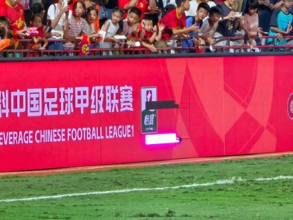 广西外援阿萨莫阿颈椎骨裂  ！场边LED广告牌直接被一头撞坏