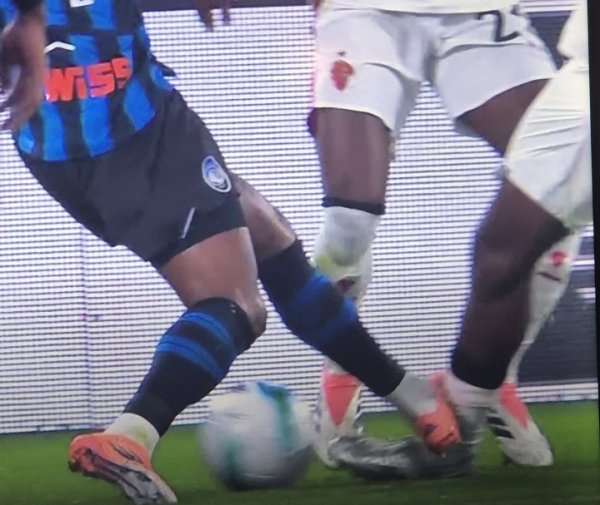 米体：卢克曼对福法纳违例  本可能染红，至少该吃警告  ，主