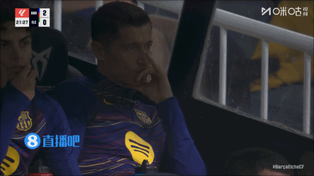 终于伤愈！镜头给到巴萨后备  席上的莱万多夫斯基