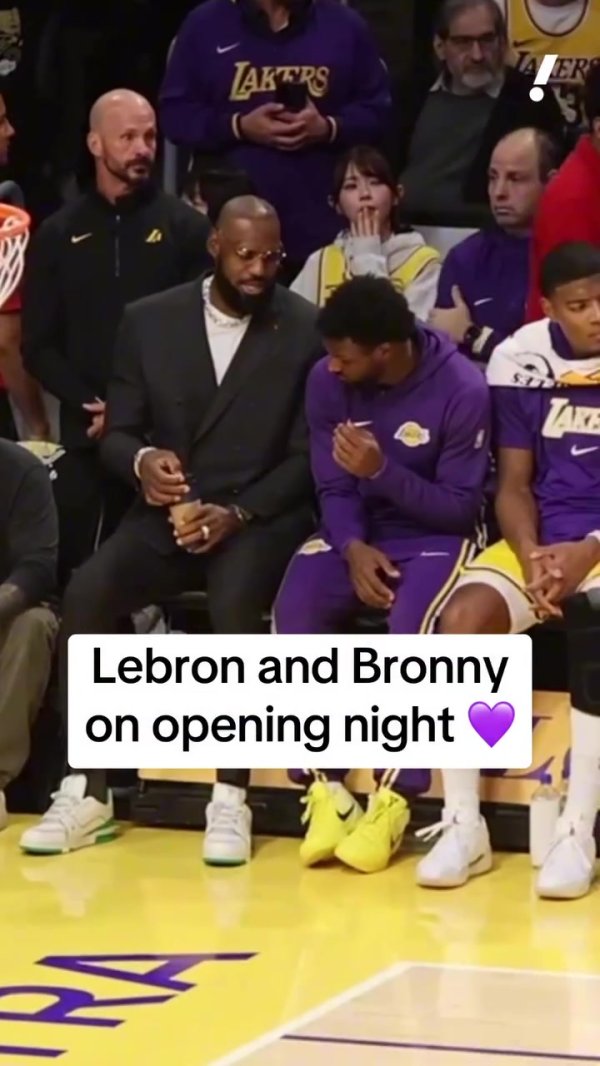 🤣在办公室摸鱼？詹姆斯和布朗尼在赛事  现场聊天&有