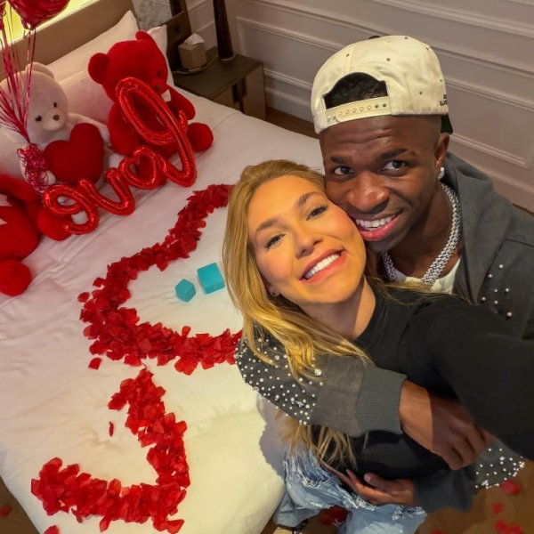 巴媒：维尼修斯女友在美国涉嫌欠税，可能无法陪他参加2026世