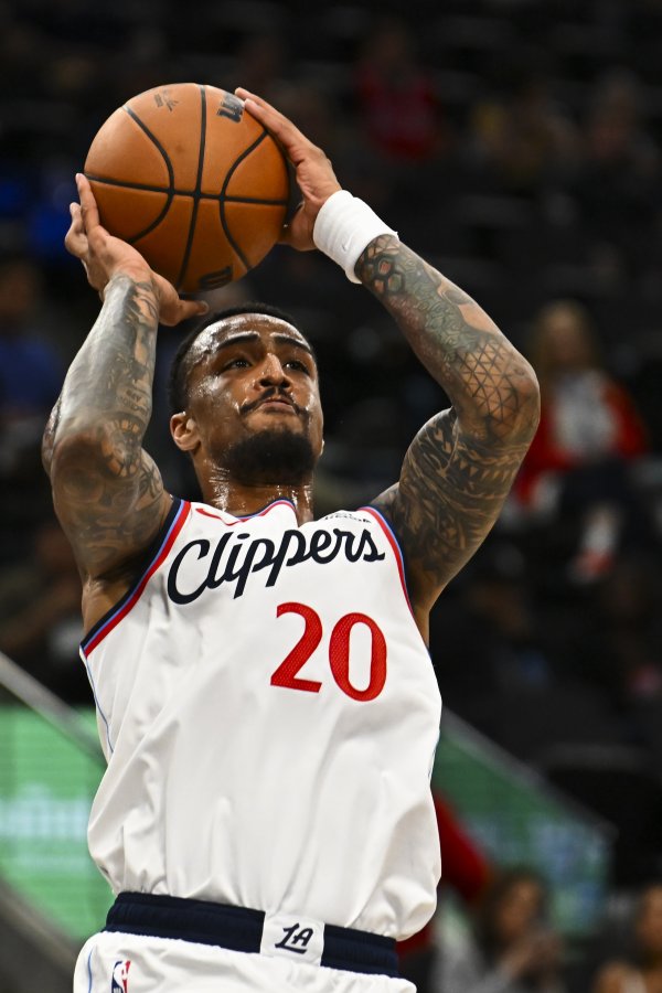 快船首秀！科林斯后备  出战28分钟 12中6拿到14分7板