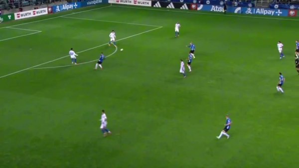 卡拉菲奥里在意大利踢左中卫，热区遍布前中后，对峙  防卫  