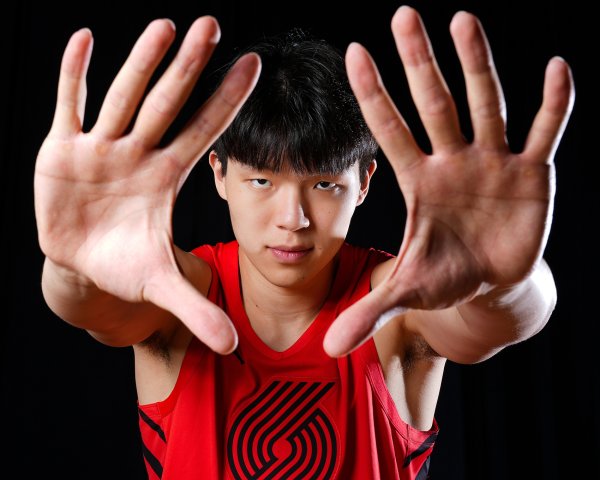 杨瀚森：各位大哥在场上奋斗   展现了很多的技策略   让我