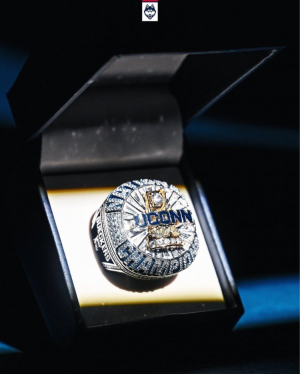 佩奇带队拿下的！康大女篮官方晒上赛季第一名  戒指